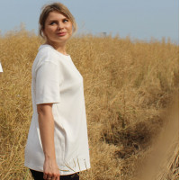 Женская свободная белая однотонная футболка Korobko 